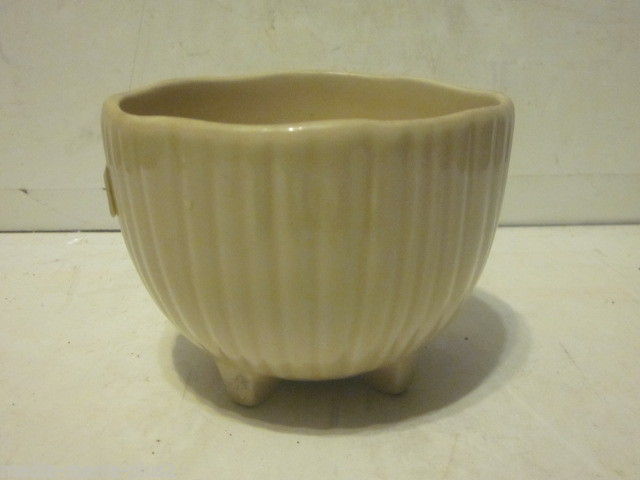 VINTAGE CREAM COLOR CERAMIC RIBBED SIDE FLOWER PLANTER USA #612