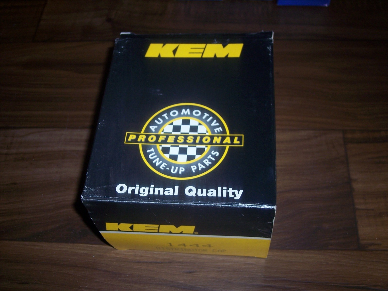 KEM MANUFACTURING ~ #1444 DISTRIBUTOR CAP ~ NOS Q2L3