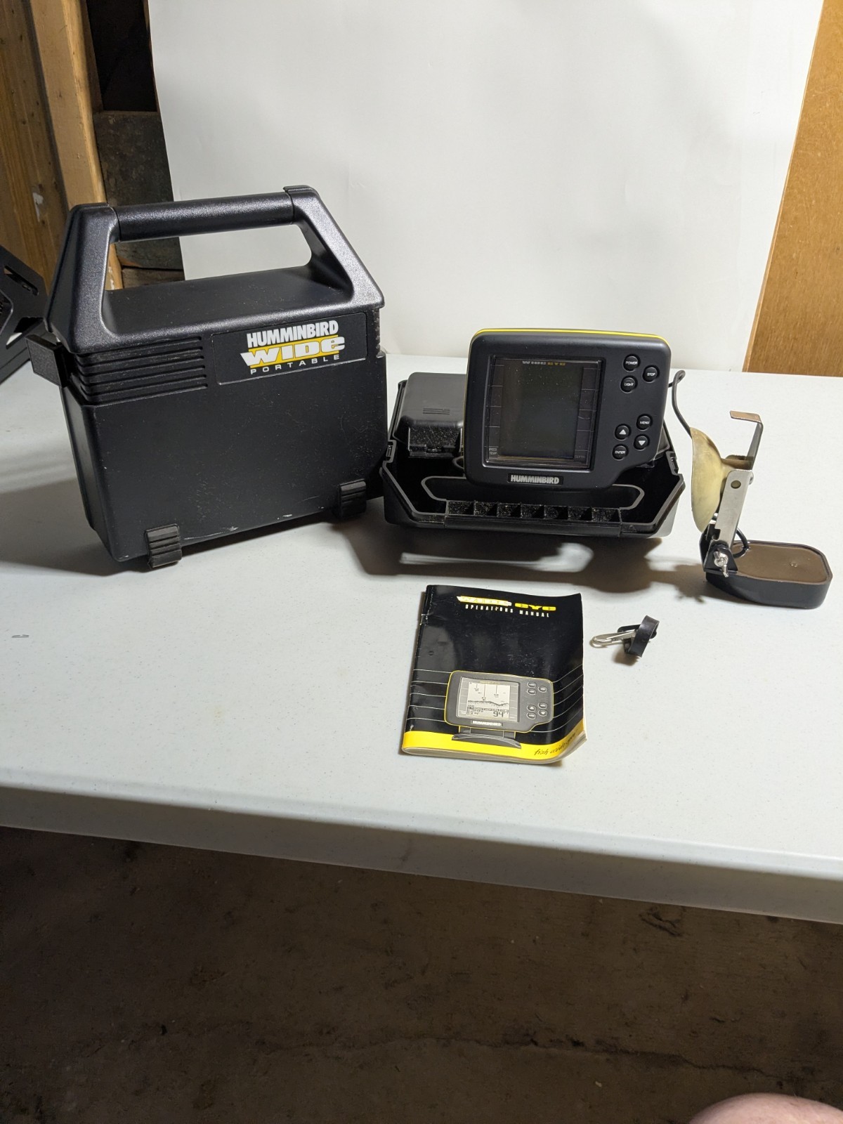 Humminbird Wide Eye 100 Portable Fishfinder,Case, Transducer And Manual Untested