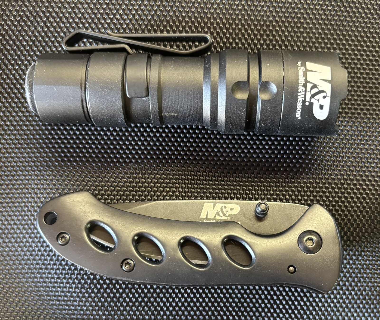 New Smith & Wesson 110147 Delta Force CS-20 Flashlight & Oasis Locking Knife