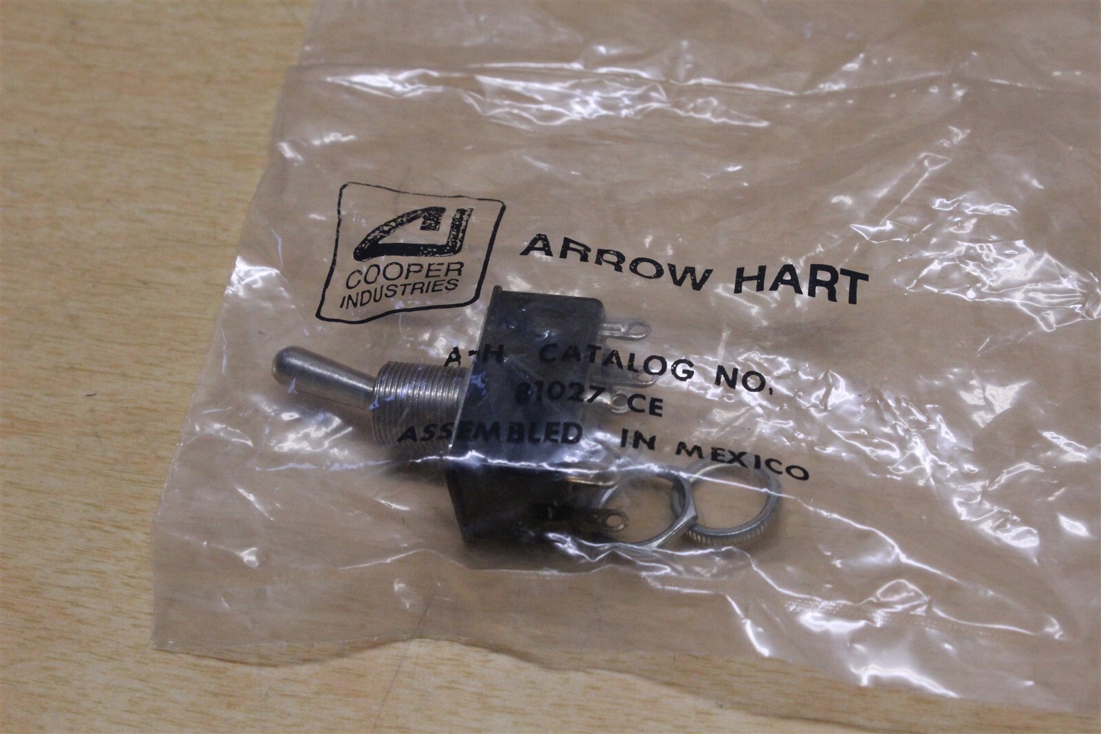 NEW Arrow Hart Toggle Switch 81027 CE 3A 250V 6A 125V 2 Position