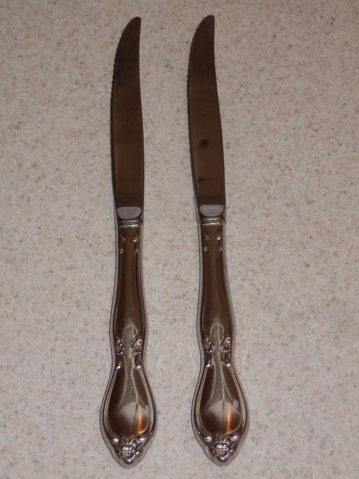 ONEIDA STAINLESS FLATWARE CHATELAINE PATTERN 2 STEAK KNIVES 9 1/8"