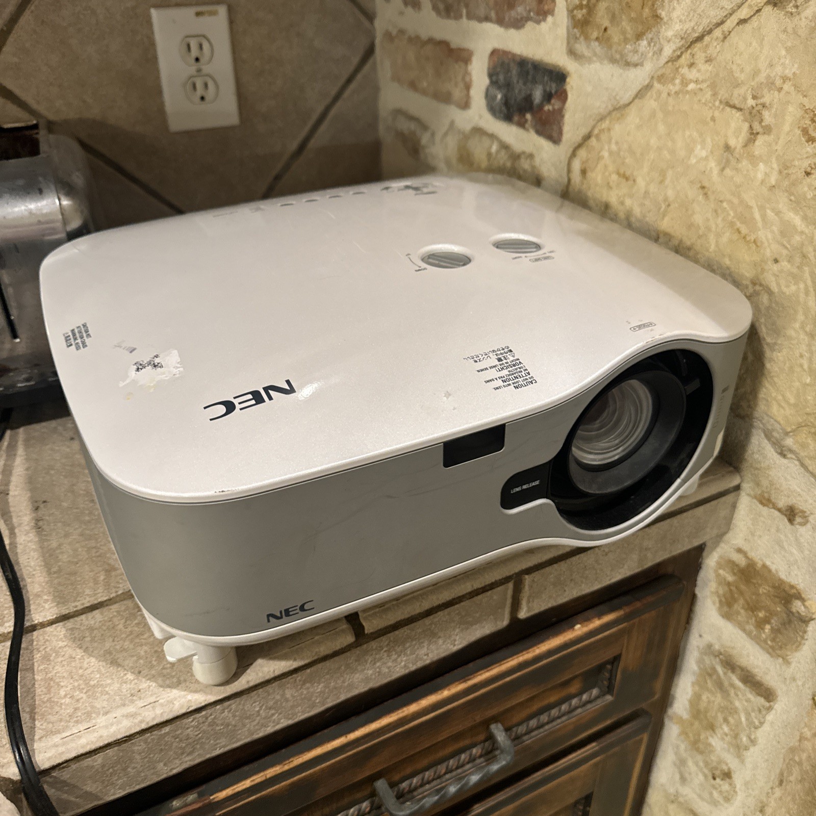 NEC NP2000 Projector High Resolution Multiple Inputs White