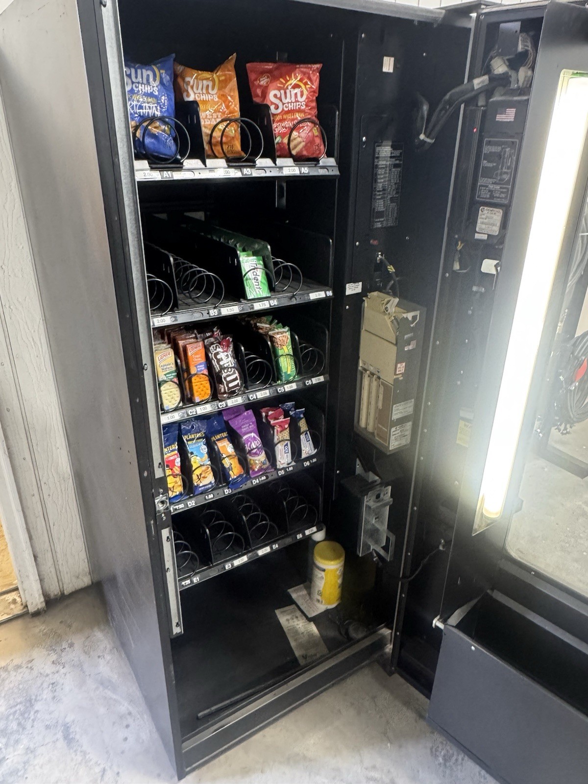 USI Snack Vending Machine – Model 3085 – 23 Selections – Great Price!