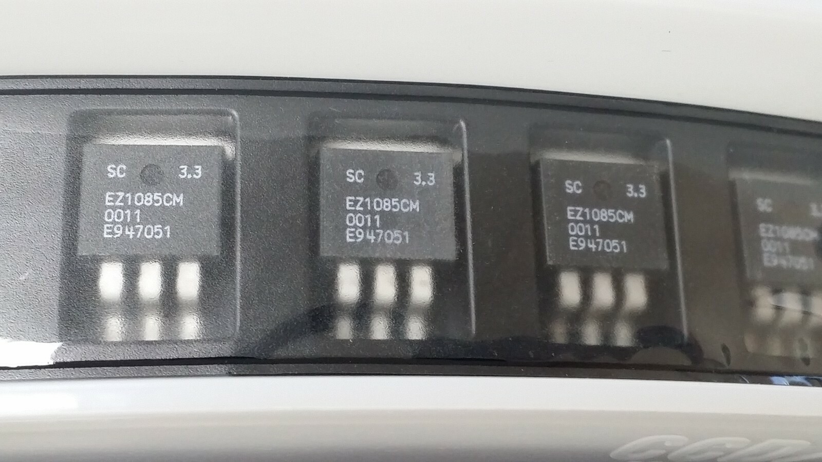 (2 PCS) EZ1085CM-3.3.TR SEMTECH IC REG LINEAR 3.3V 3A TO263
