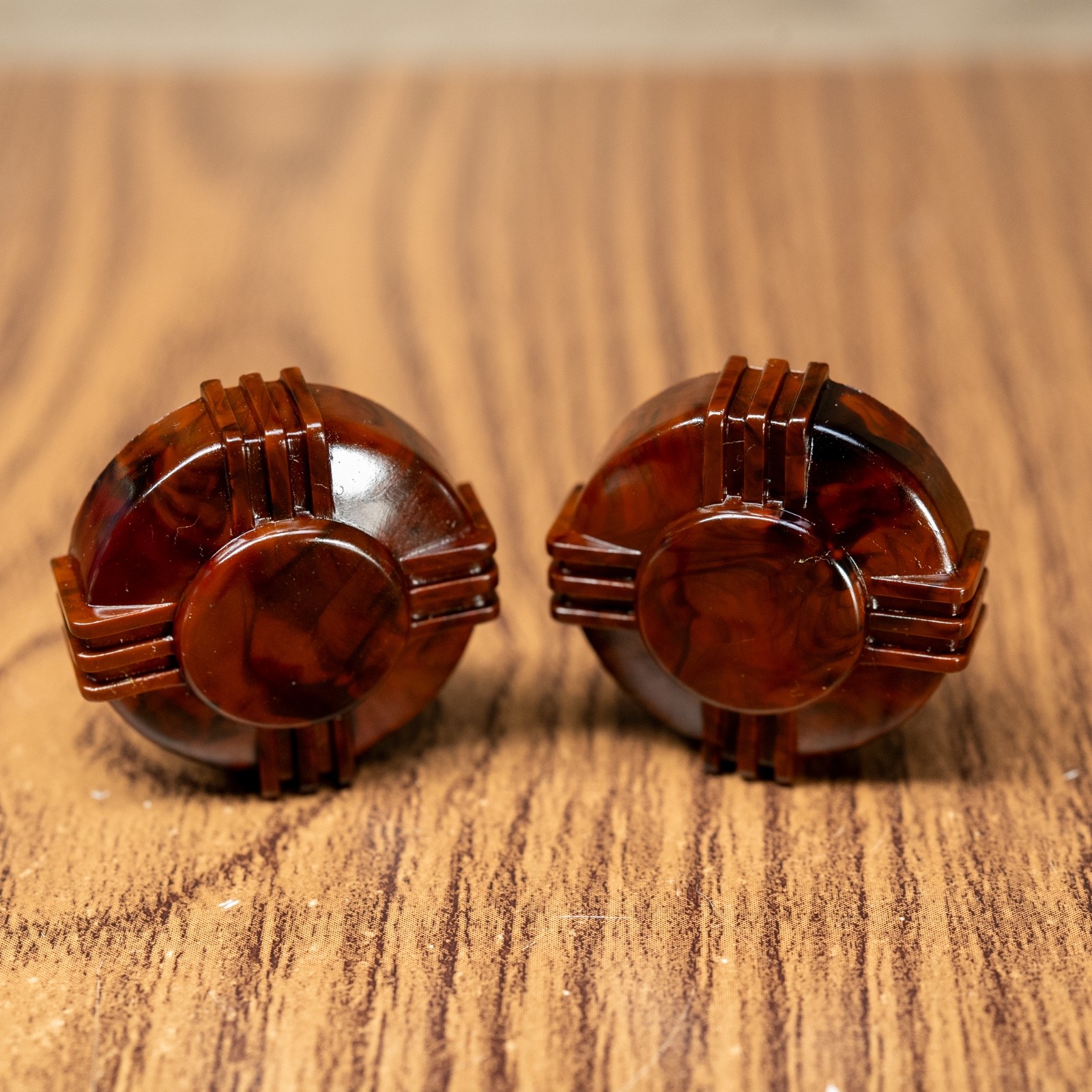 Midcentury MANTOLA Tube Radio Knobs Plastic 2pc 1940s-50s 1/4" Splined Shaft