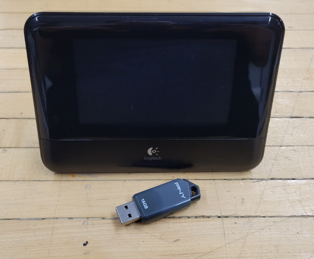 Logitech Squeezebox Touch Wi-Fi Network Music streamer w/ 16GB flash – no remote