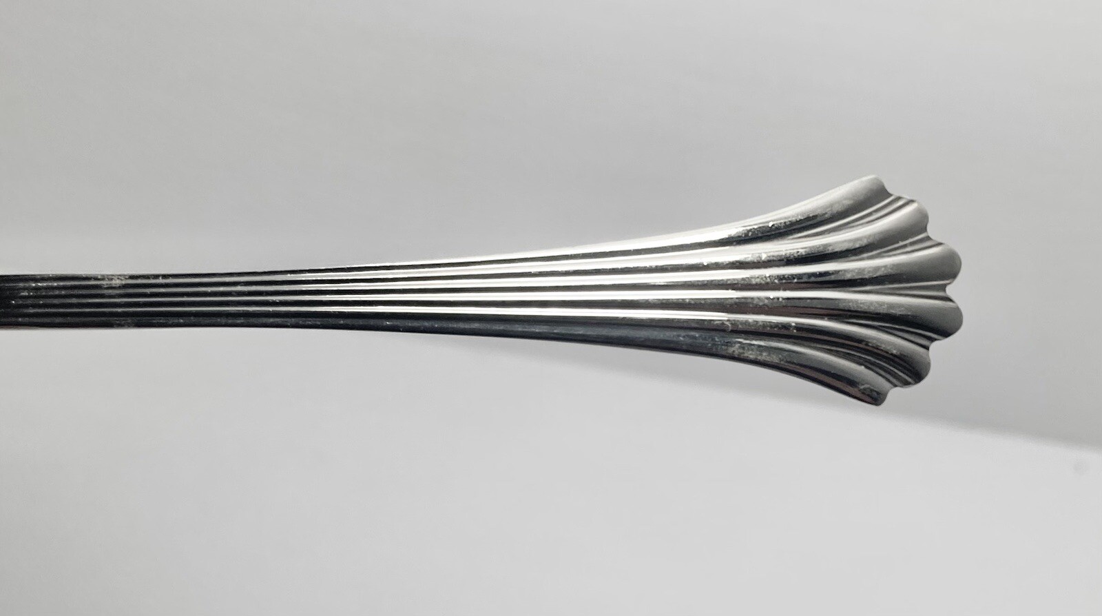 Wallace “Tiara” 5-Piece Stainless 18/8 Serving Hostess Flatware Set, Korea