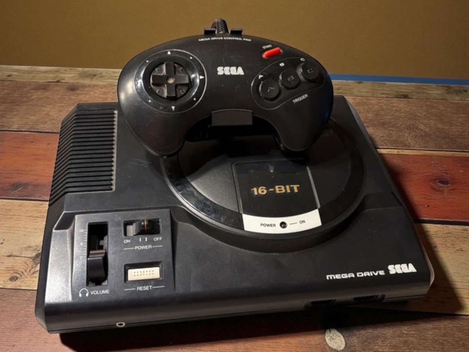 Sega Mega Drive - Console & Controller Stand