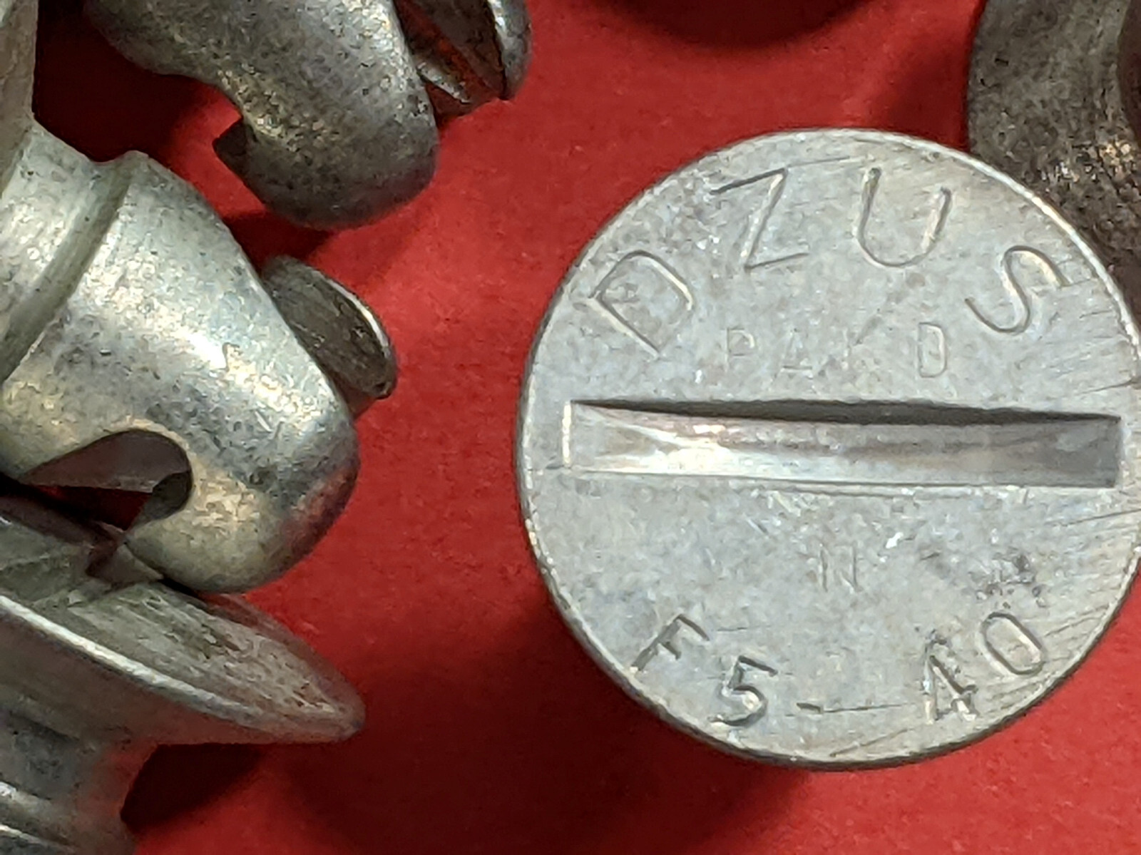 10) Dzus Fastener F5-40 button