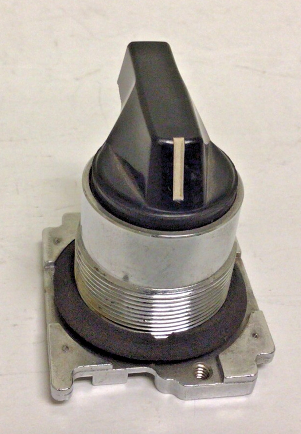 NEW, EATON / CUTLER HAMMER 10250T402 3 POSTION SELECTOR SWITCH, BLACK, FREE SHIP