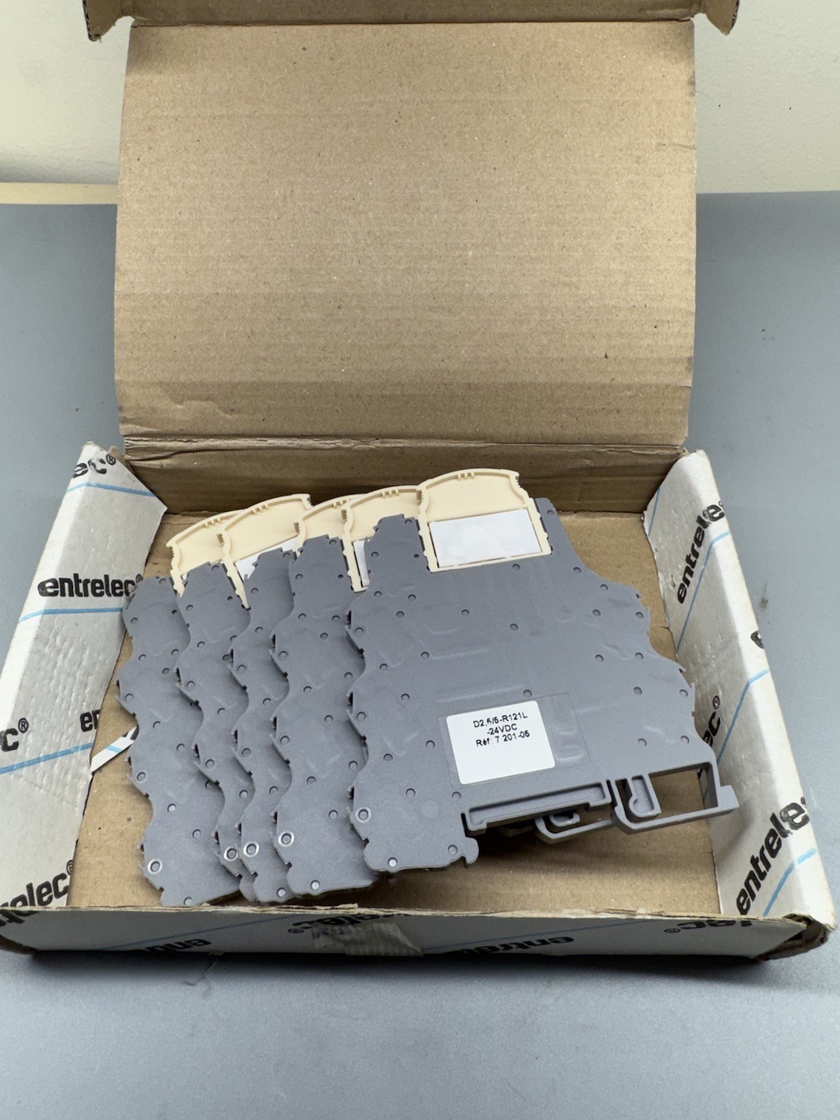 NEW BOX OF 5 ENTRELEC D2,5/5-R121L-24VDC RELAY 000720105