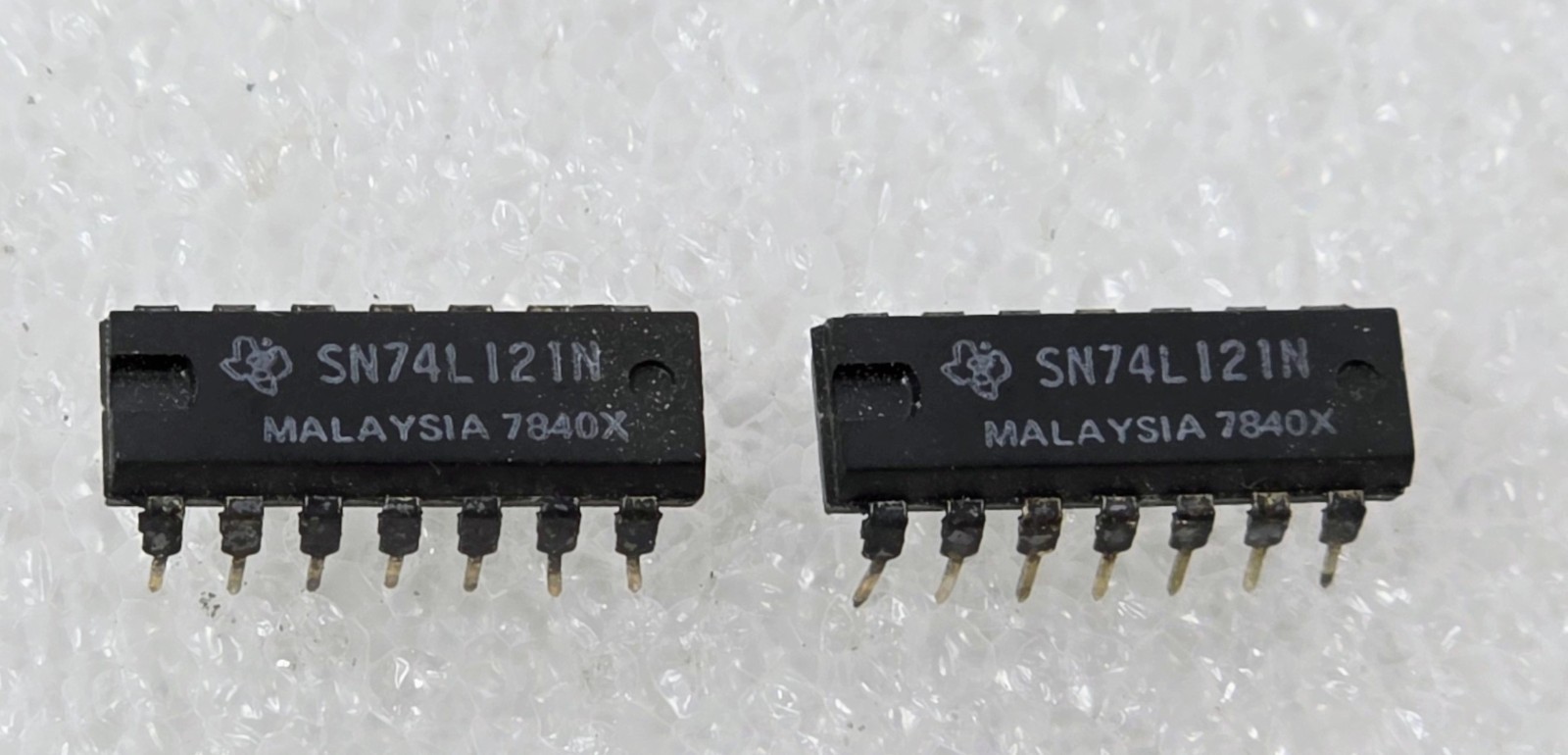 (Lot of 2)Vintage NOS TI SN74L121N 7840X IC