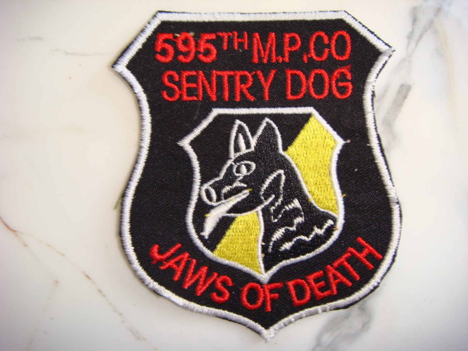 US 595th MILITARY POLICE SENTRY DOGS JAWS OF DEATH, VIETNAM WAR PATCH