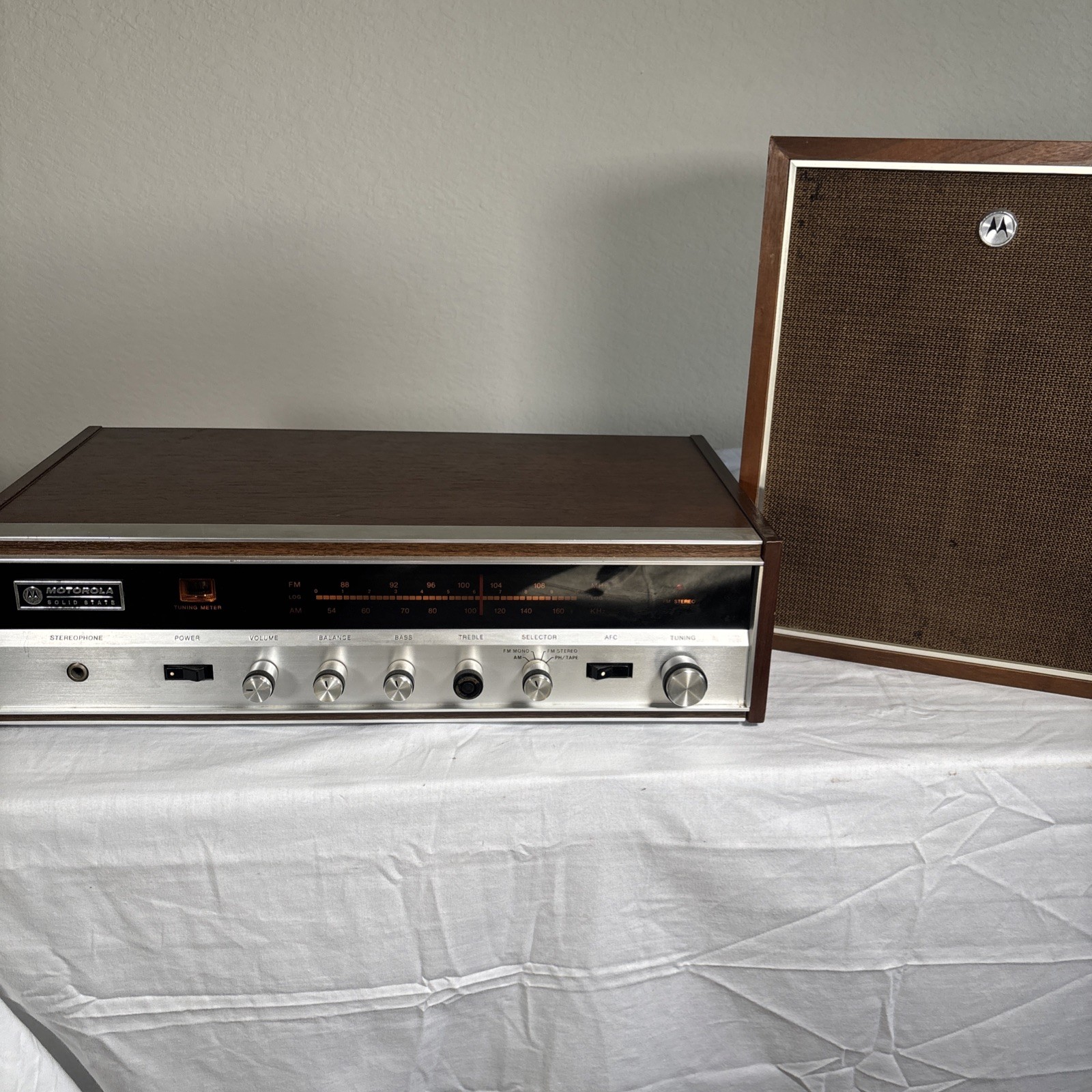 Motorola Solid State Tuner/Receiver SK-102GW W/ (1) Speaker Works Great Vintage