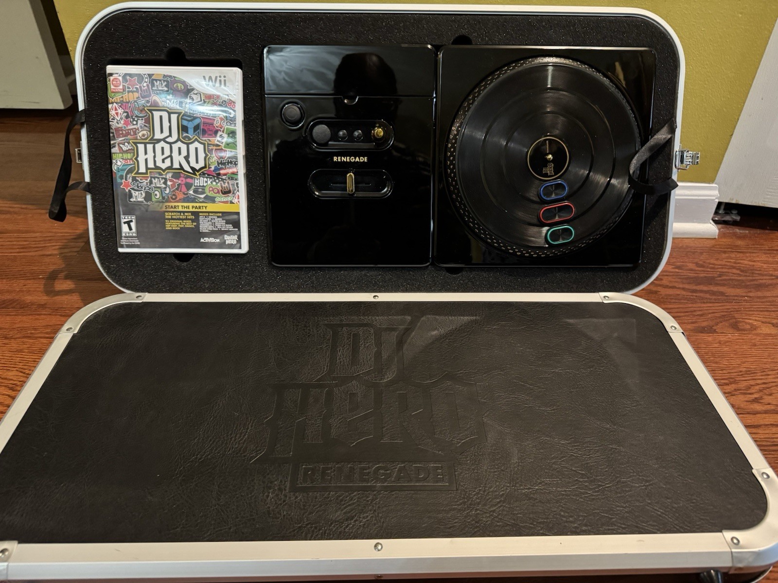 DJ Hero Video Game Renegade Edition Wii Turntable Controller + Game + Case + CD