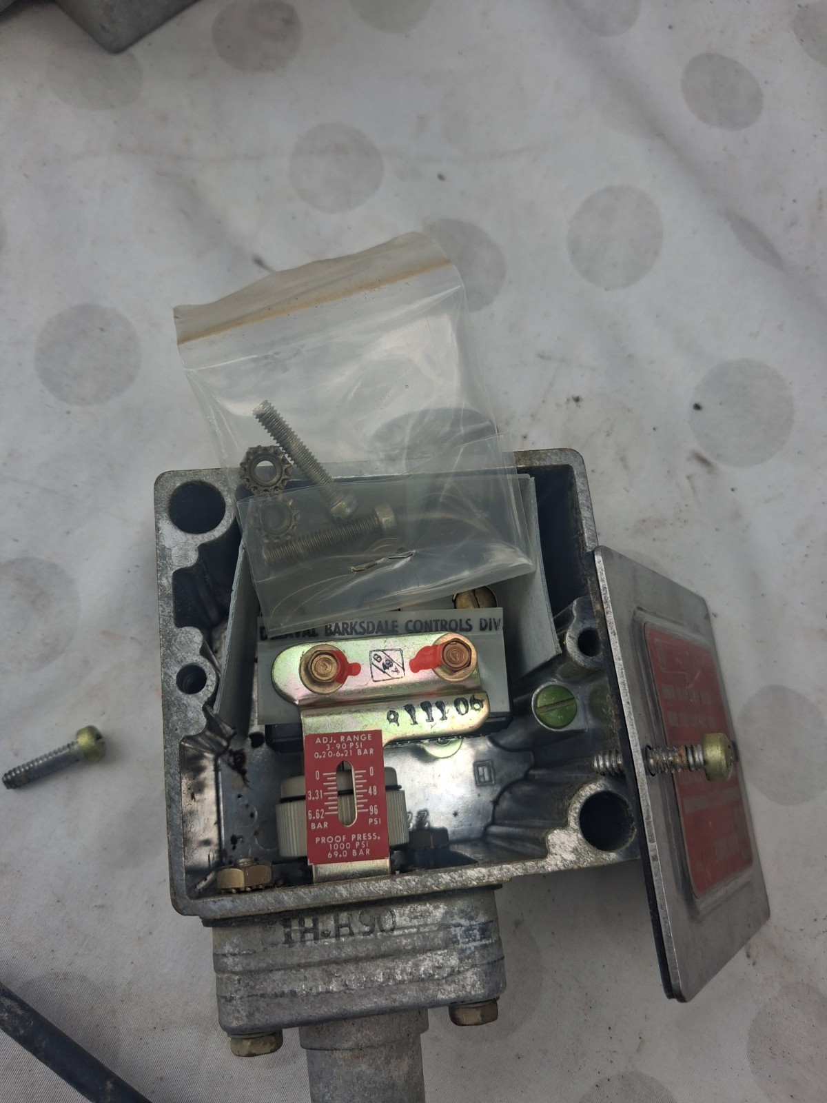 BARKSDALE E1H-H90 SWITCH NOS