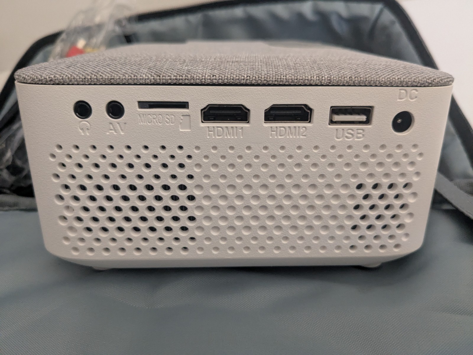 FANGOR Multimedia Projector Bundle Model F-206B with carrying case