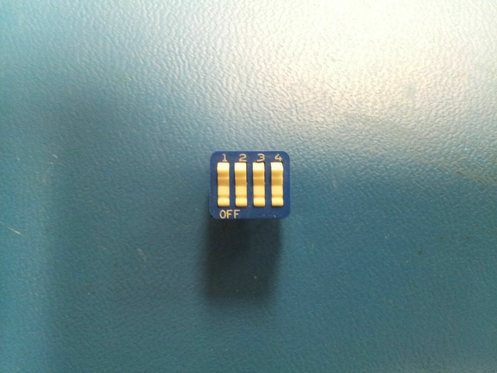 (5) 435640-2, Switch DIP SPST 4 Raised Rocker PC Pins 2.54mm Thru-Hole, TE/AMP