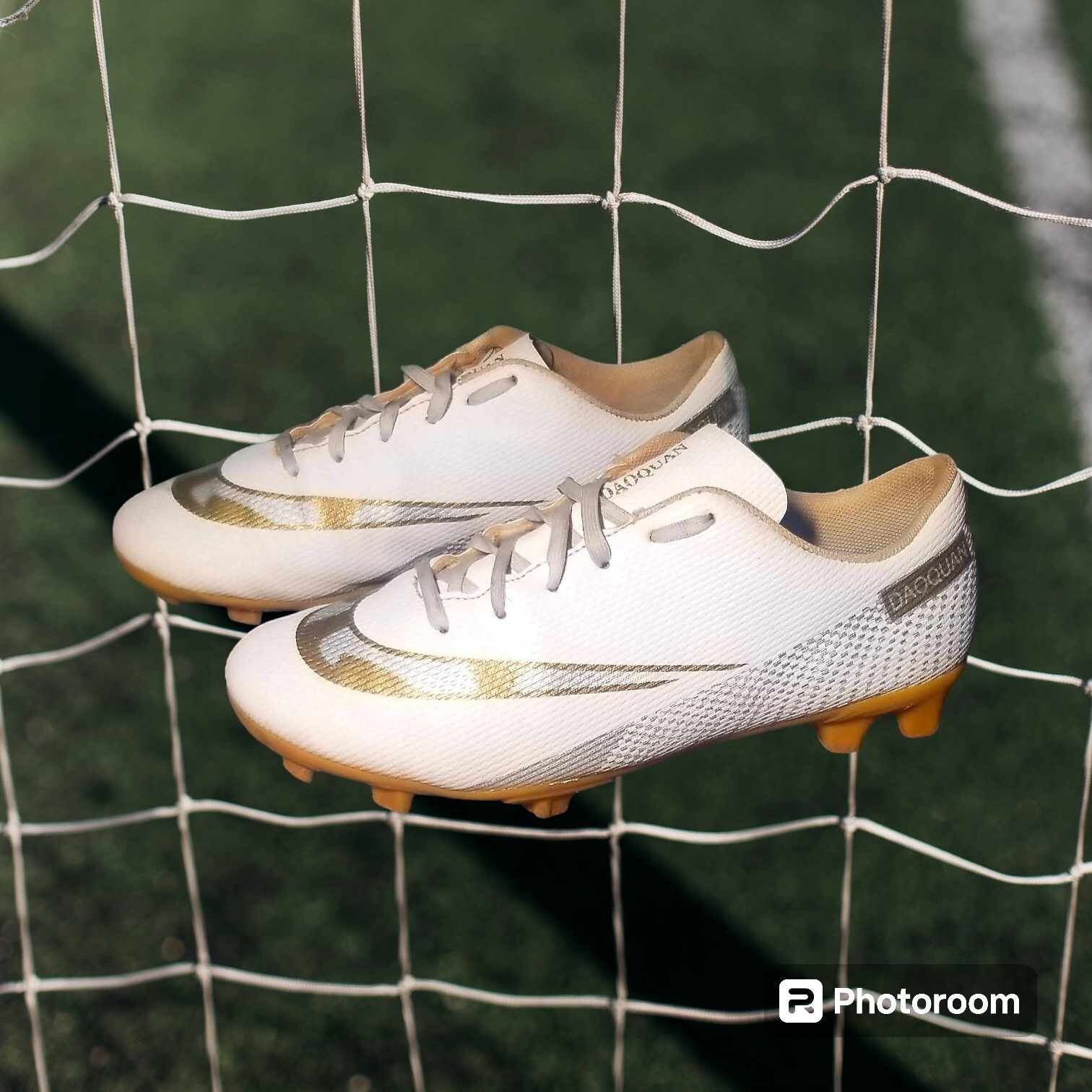 Daoquan Youth/Junior's Soccer/Football Cleats Big Kids Size 6. White/Gold.