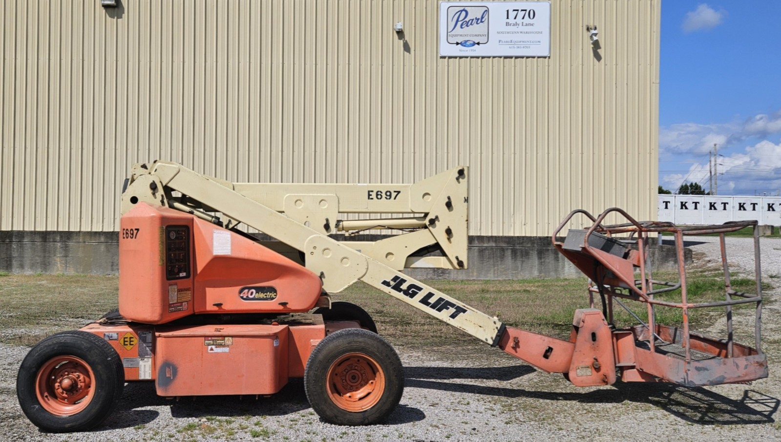 40 FT ARTICULATING BOOM LIFT.  JLG 40e. NEW BATTERIES, USA, TROJAN. **VIDEO**