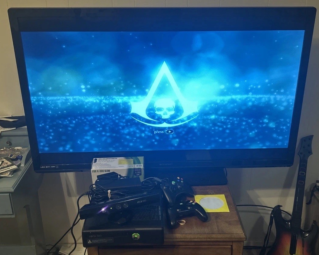 Microsoft Xbox 360 S Bundle 1439 4GB Console Controllers Kinect Assassin’s Creed