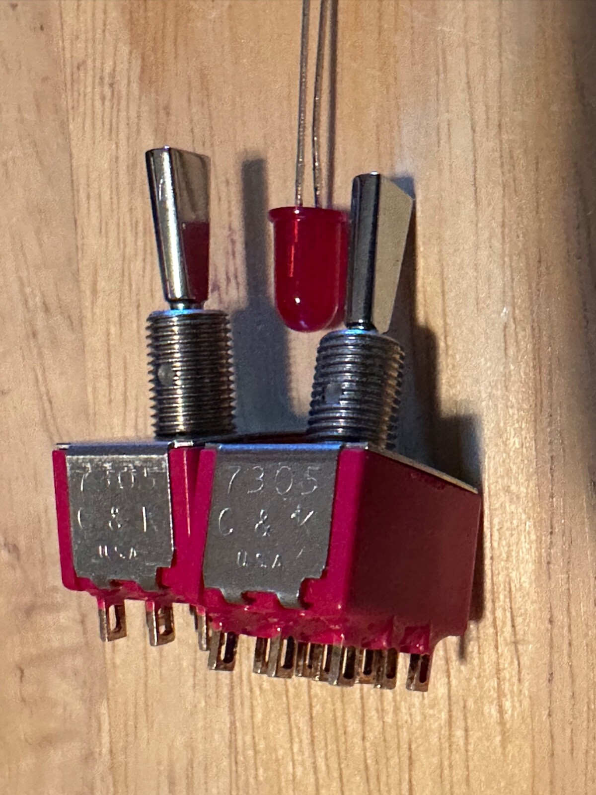 C&K 7305, 5A -120VAC TOGLE SWITCH NEW OPEN BOX LOT OF 2 PCS. No Hardware
