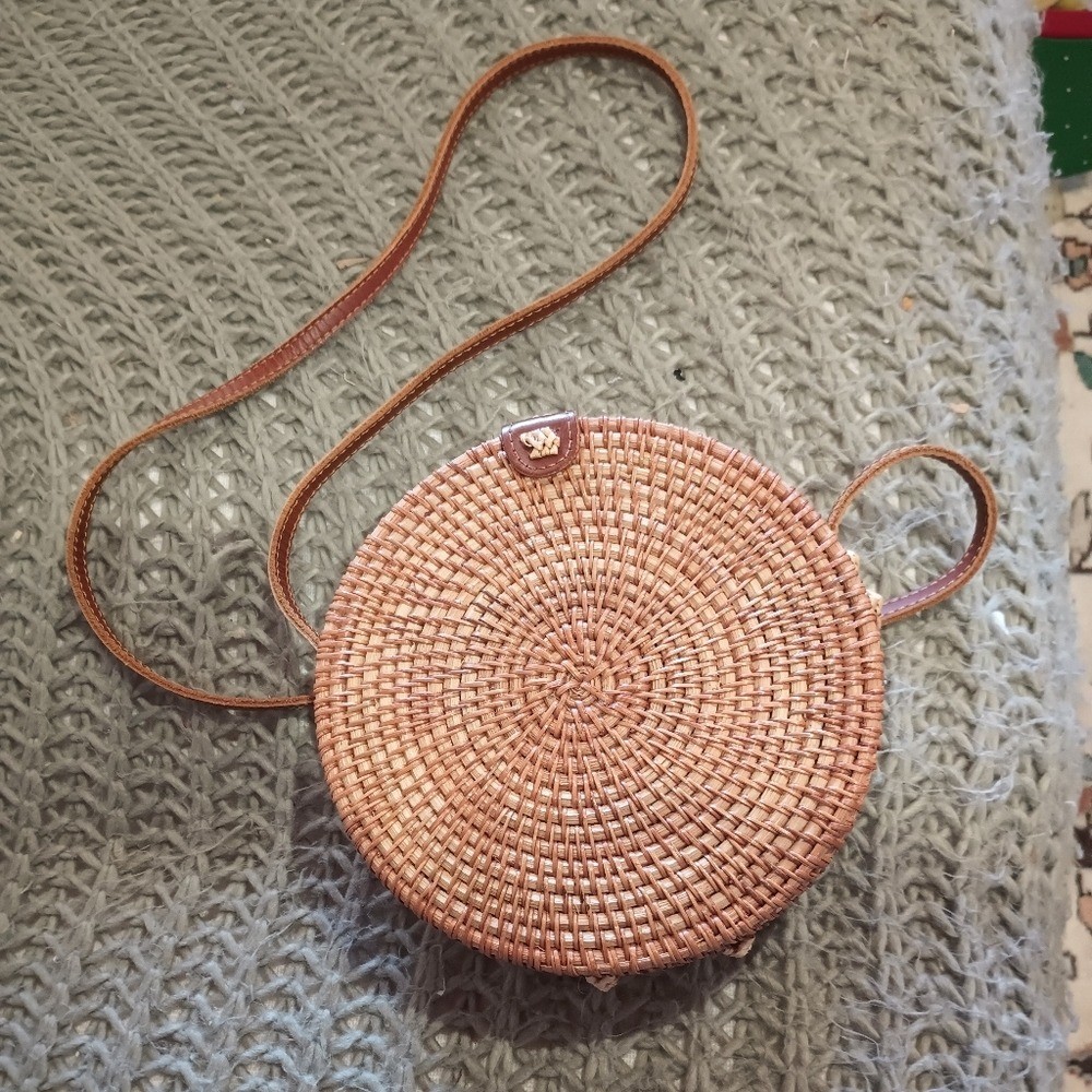 Elegant Woven Crossbody Bag in Tan