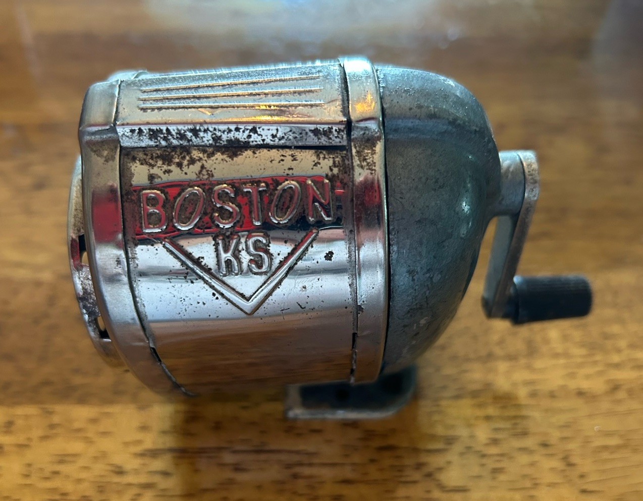 VINTAGE BOSTON KS 8 HOLE ADJUSTABLE WALL / DESK MOUNT PENCIL SHARPENER