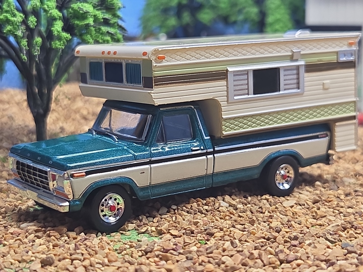 GREENLIGHT 1978-79 4x4 Ford F-250 XLT Lariat Truck 1:64 CAMPER Farm Ertl 1979