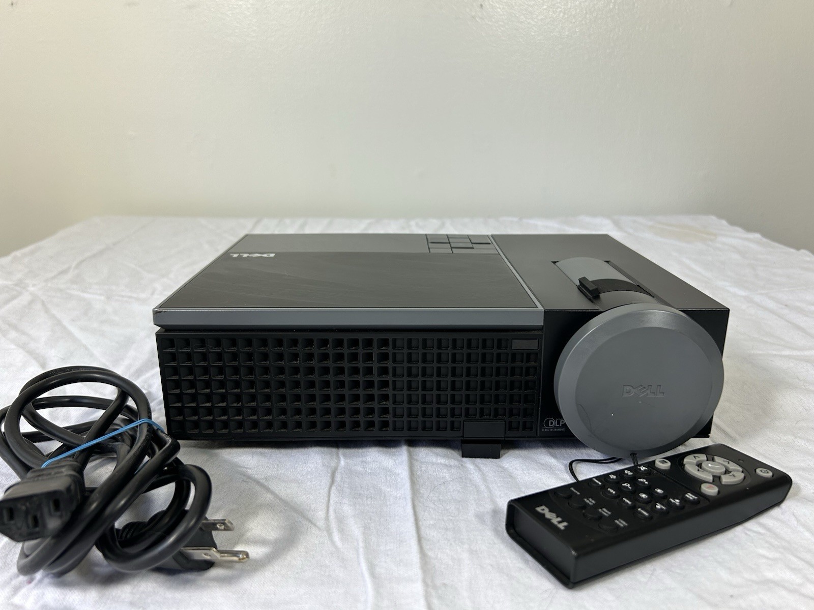Dell 1409X DLP Universal Projector VGA 2500 ANSI Lumens 2799 Lamp Hrs. w/ Remote
