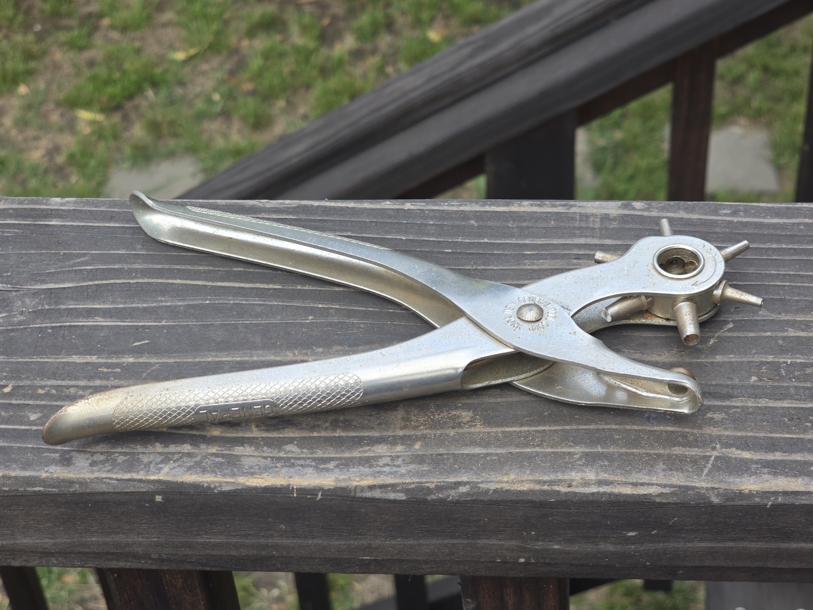 General Hardware No. 72 Rotating Held Leather Hole Punch Pliers Made in England