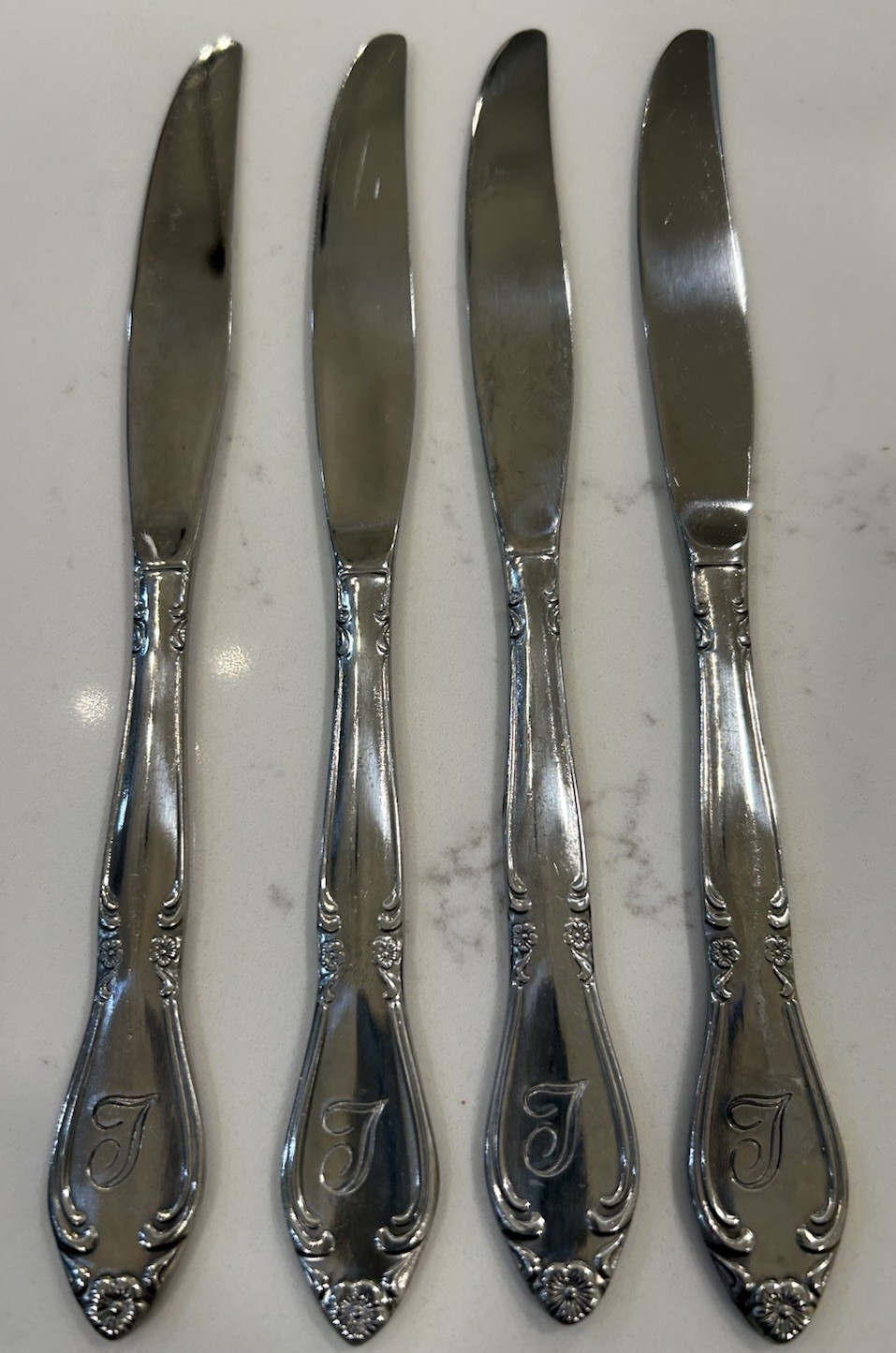 Vtg Set of 4 Dinner Knives “T” Monogram Custom Made Floral Stainless Flatware