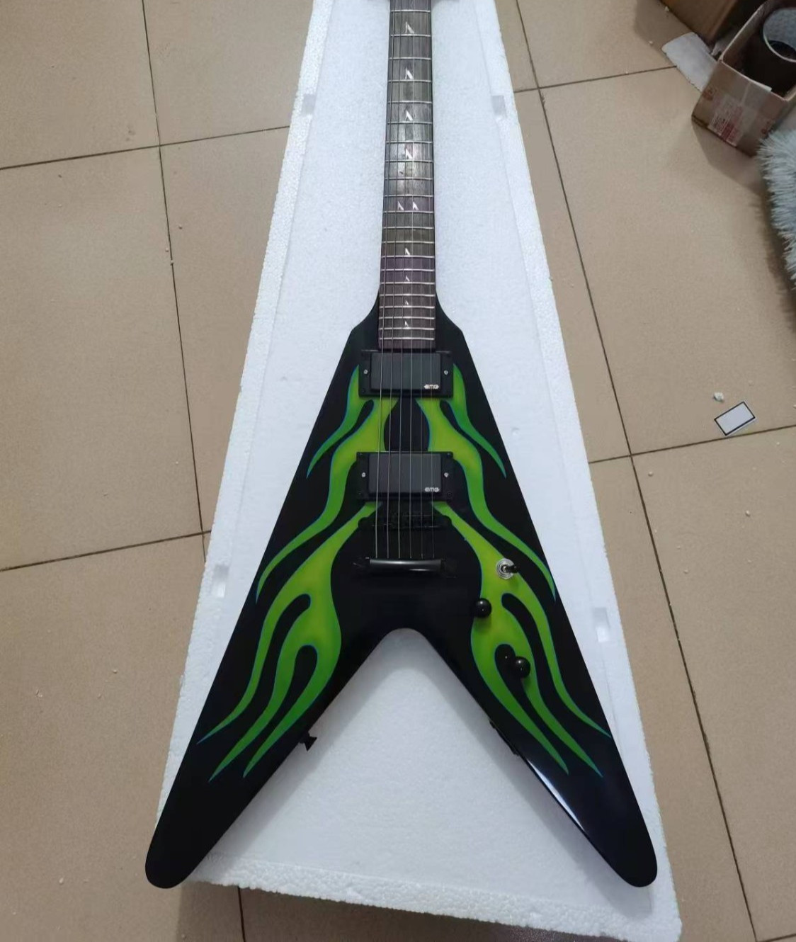 Cstm 6 Strings Rare Hot Rod Flying V Green Flames Electric Guitar Black Hardware