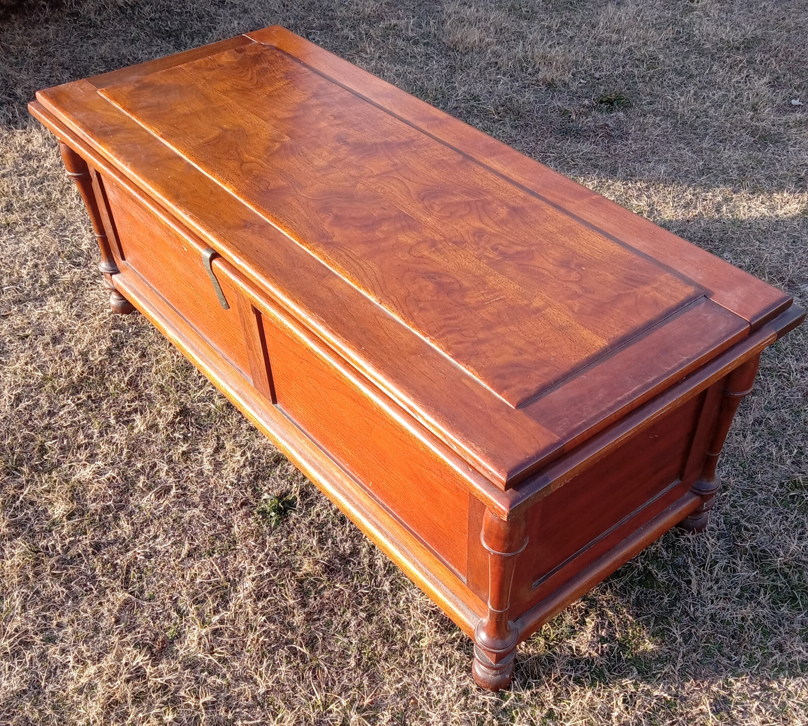 Walnut Cedar Chest / Blanket Chest / No Locking Mechanism