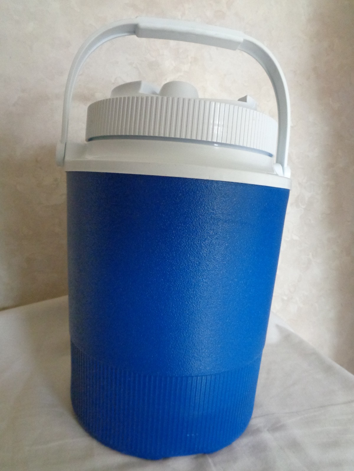 Rubbermaid 1 Gallon Jug Model # 1504-26. (#6584)