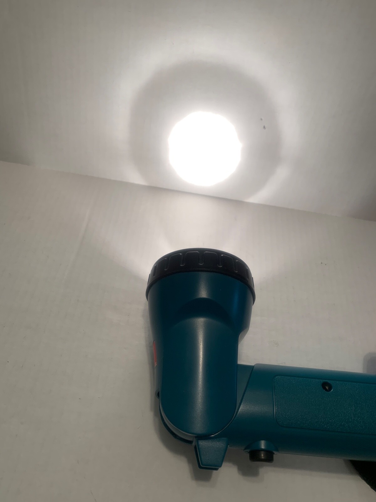 MAKITA   ML-140    14.4 Volts   Flashlight   BARE TOOL,  NO battery included.