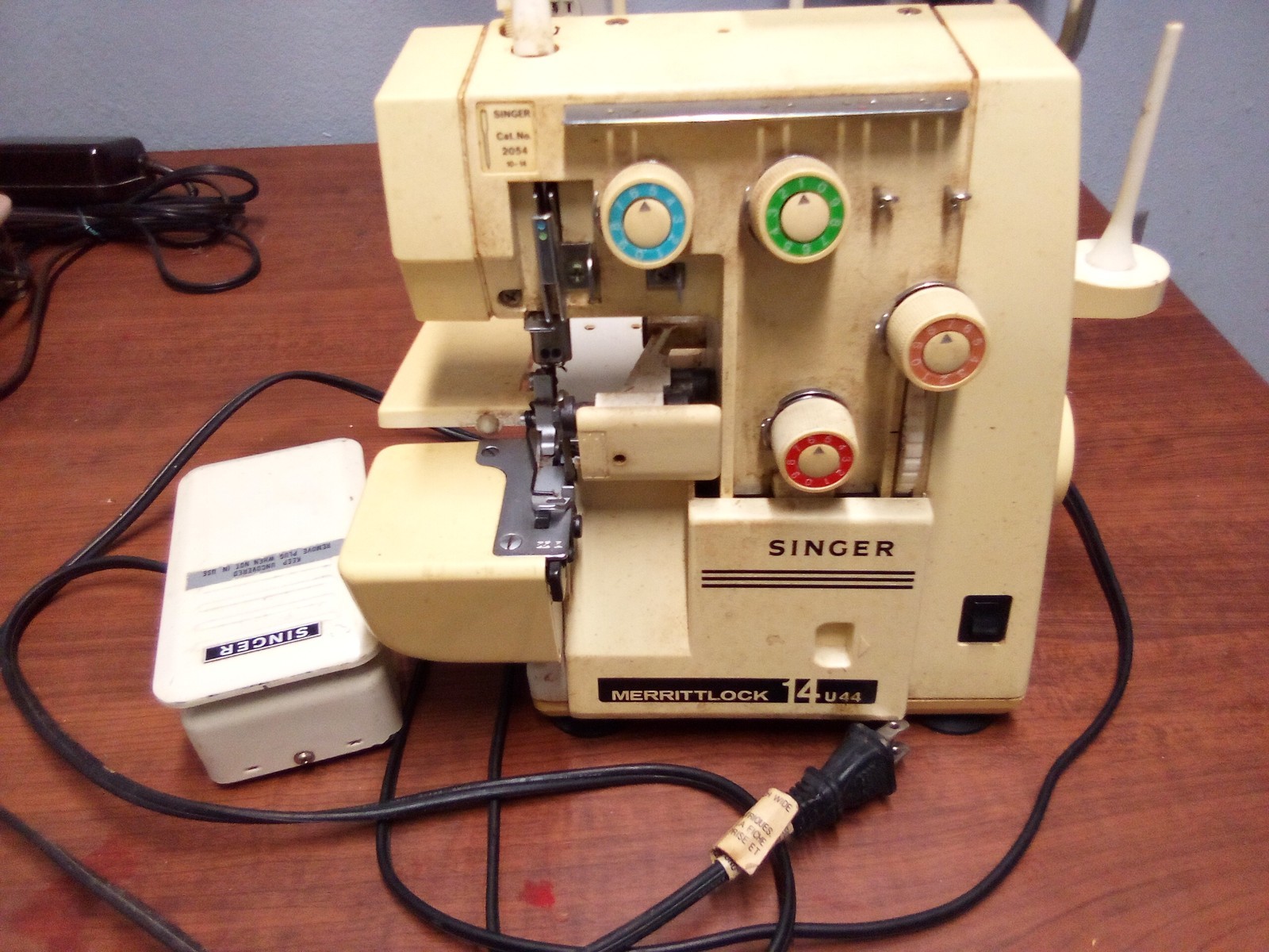 Singer Merrittlock 14U44 Sewing Machine w/Foot Pedal Works it can handle up to .