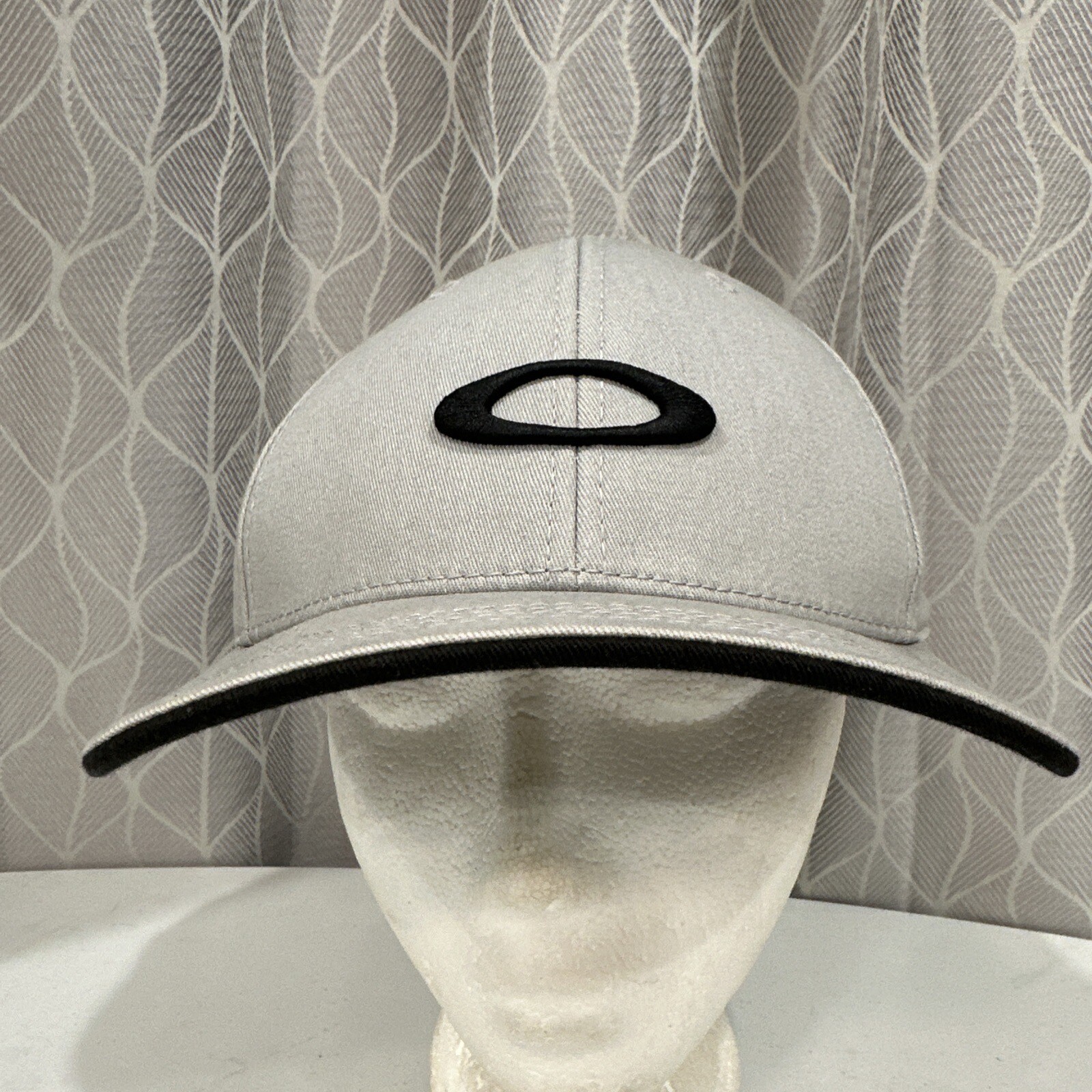 Oakley Hat Cap Black Logo on Gray Hat Snapback Oakley Brand EUC
