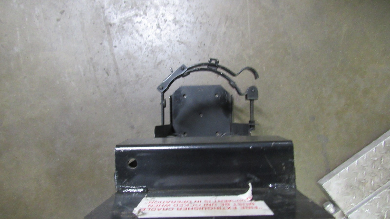 NEW NO NAME MODEL 810 HEAVY DUTY FIRE EXTINGUISHER MOUNTING BRACKET
