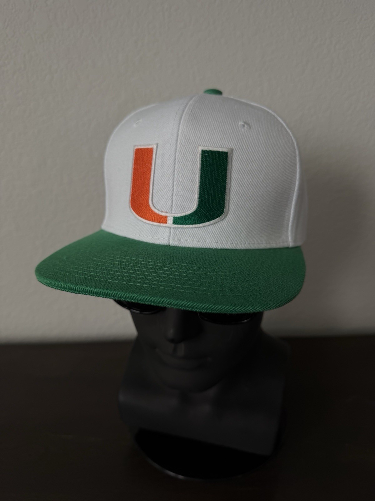 UNIVERSITY OF MIAMI THE U HURRICANES LOGO ADULT SNAPBACK WHITE & GREEN HAT NEW