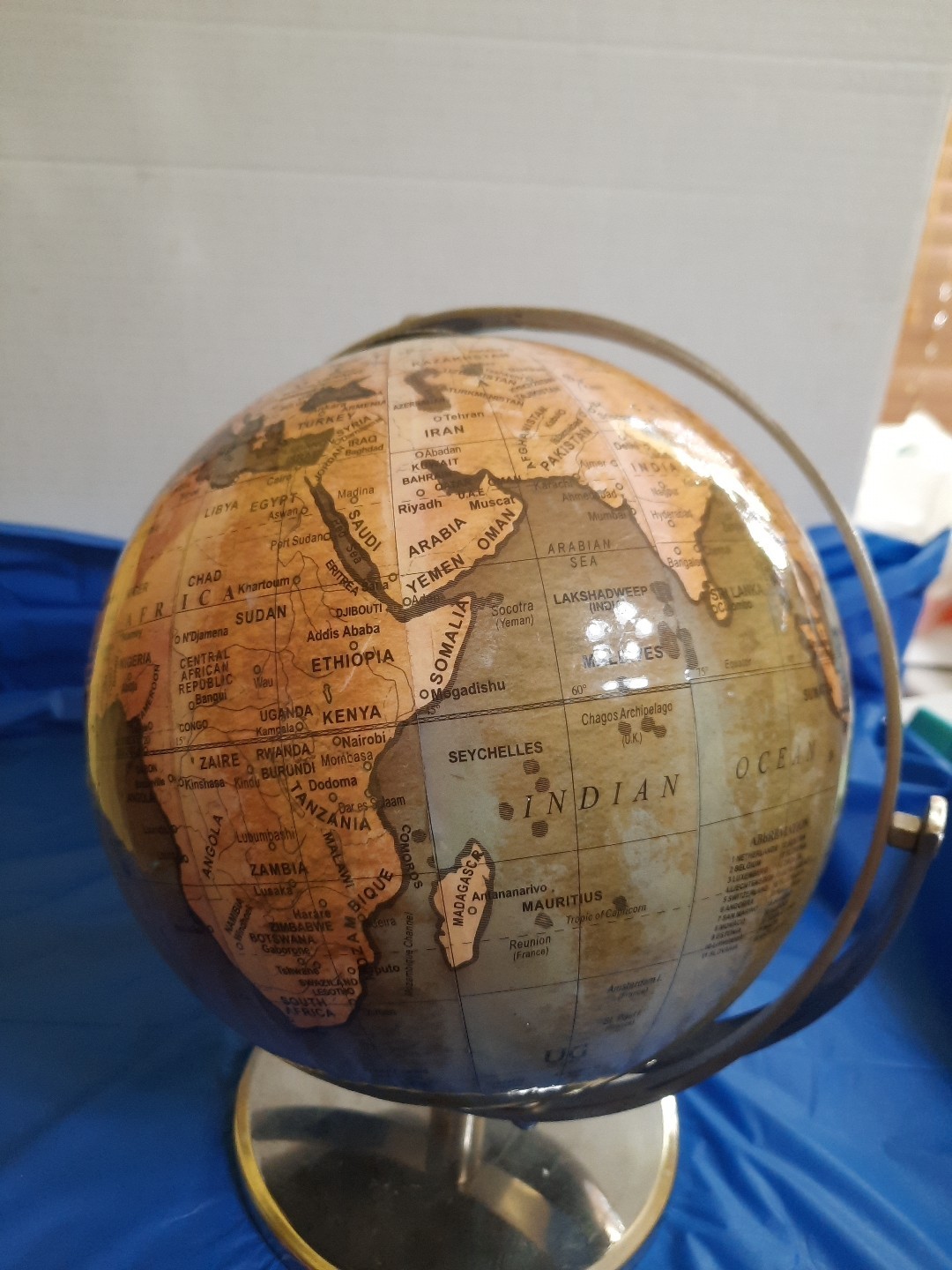 Vintage  UG Globe 10"