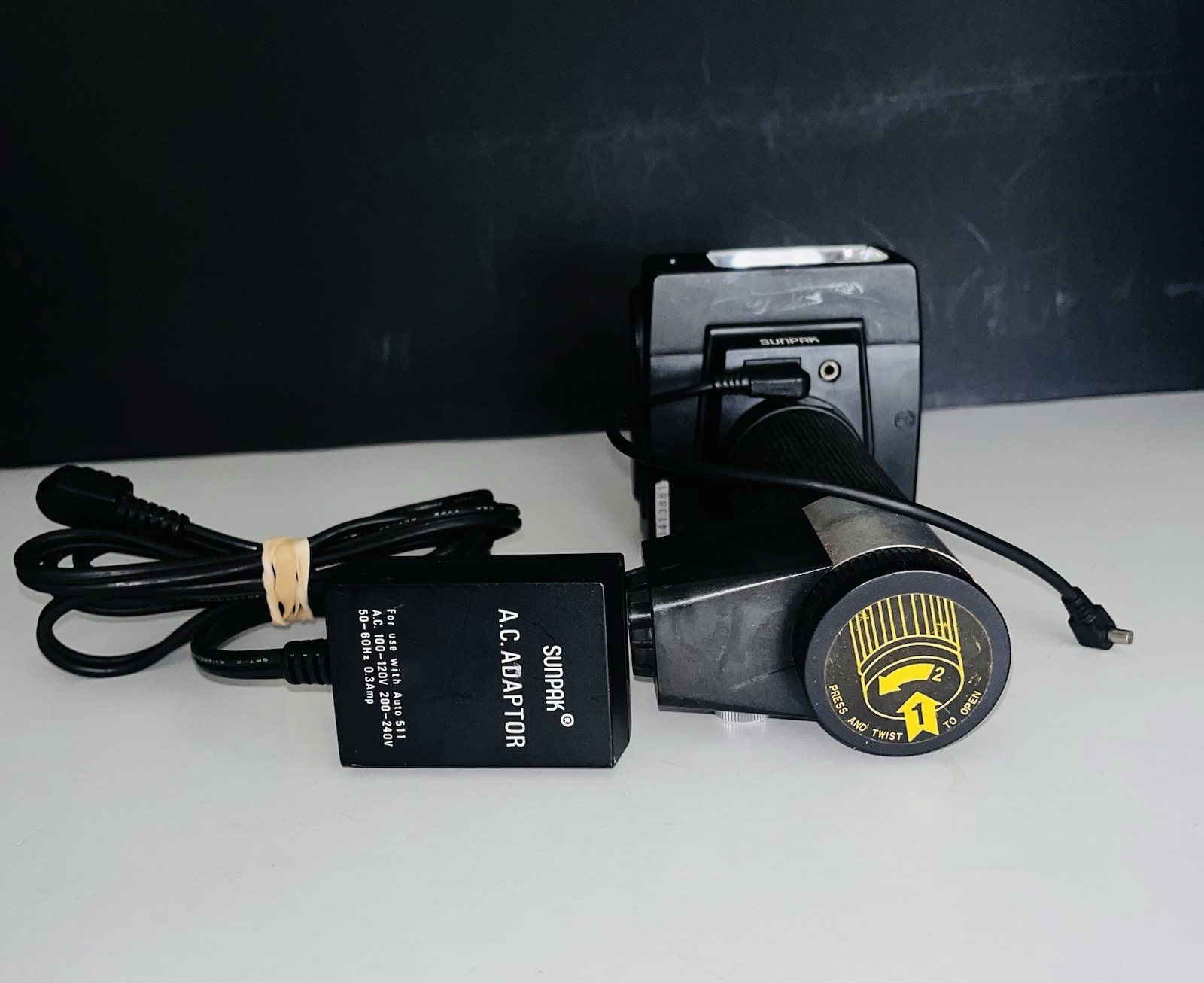 Sunpak Auto 511 Thyristor Flash W/AC Adaptor & Sync Cable