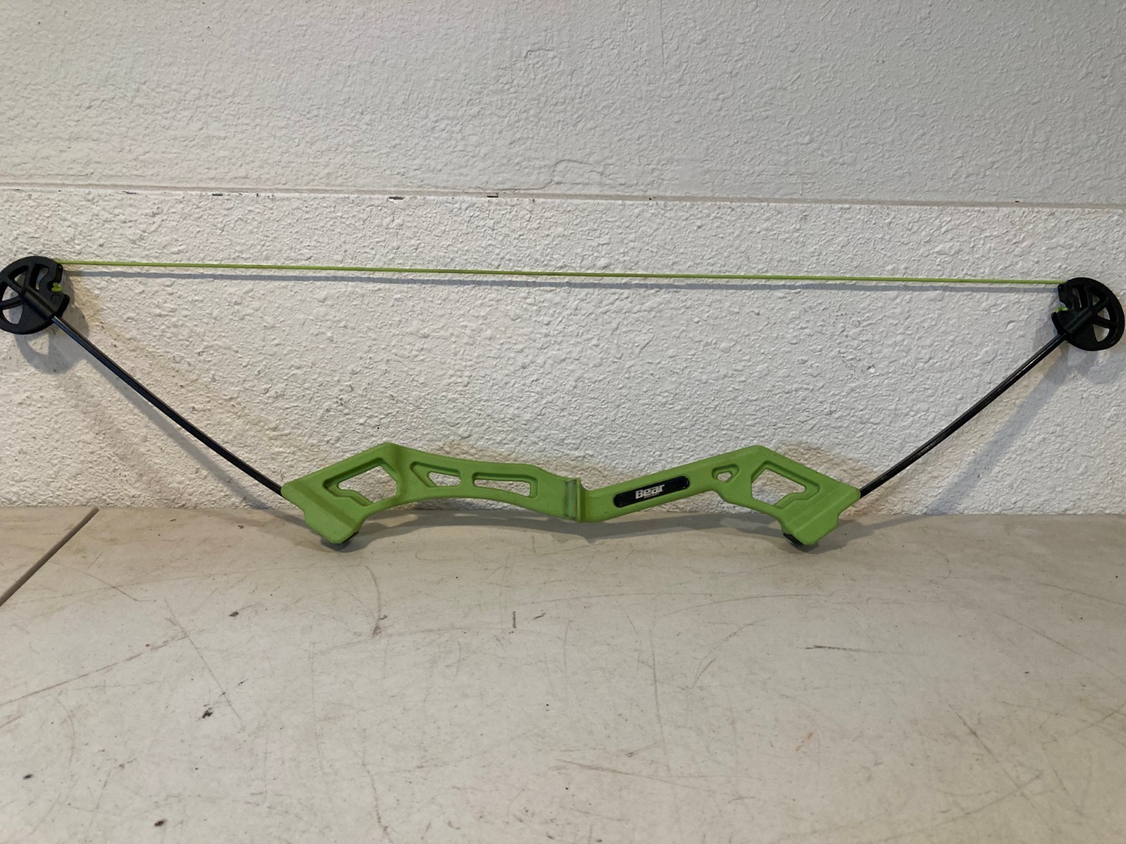 Bear Archery Valiant Youth Compound Bow Green RH/LH Adjustable Kids Bow