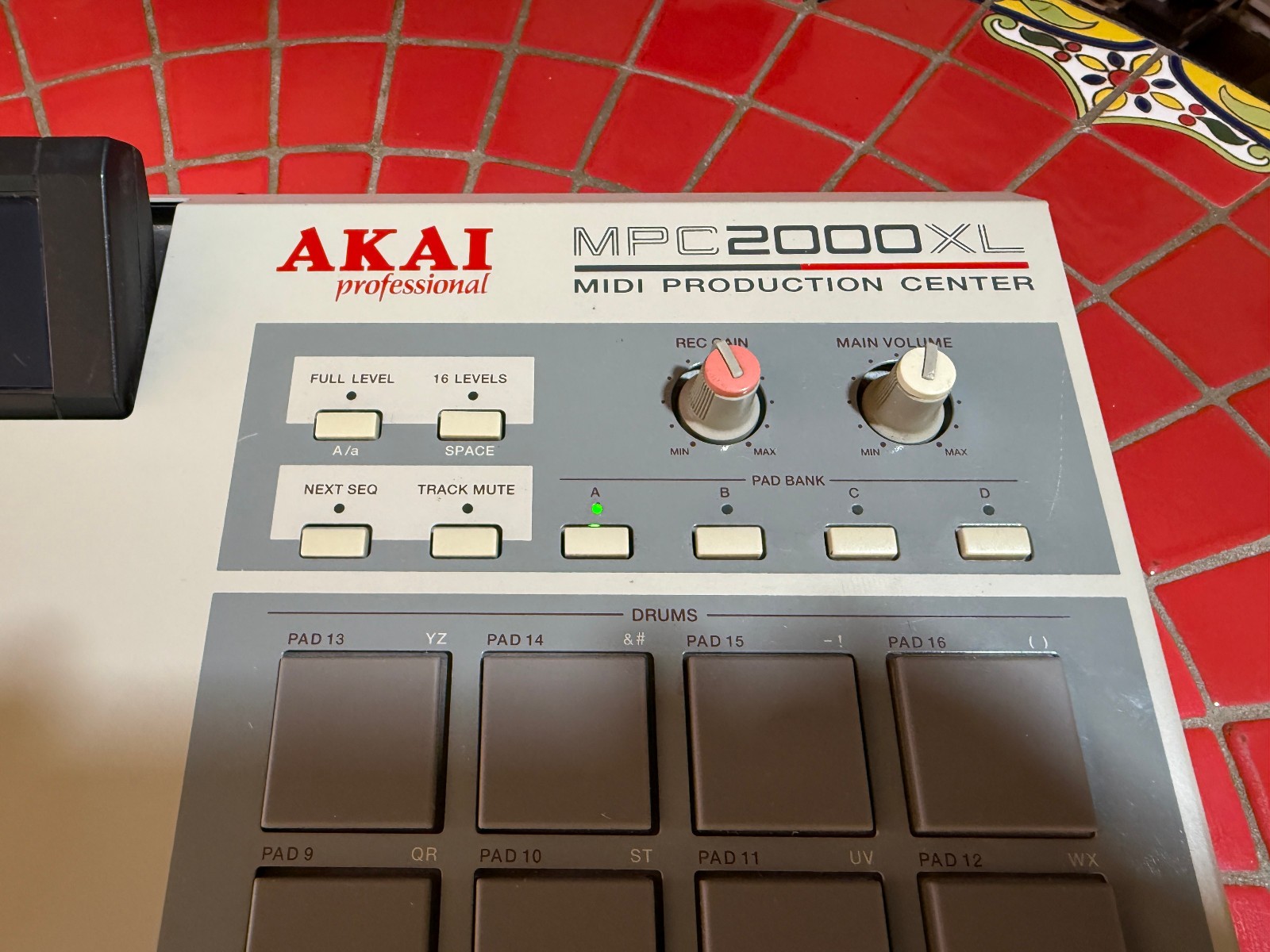 Akai MPC2000XL - EXCELLENT! New Pad Sensors!