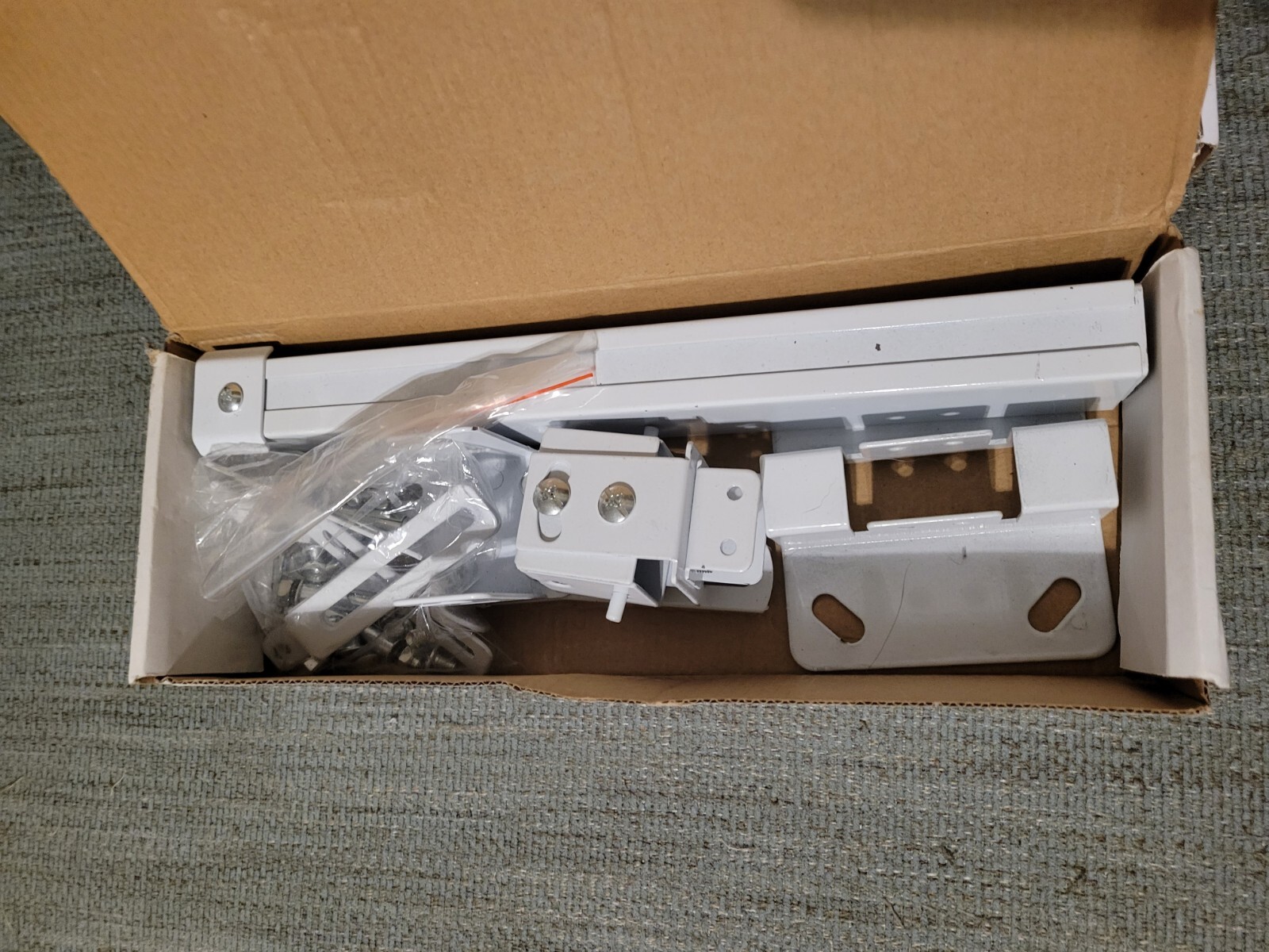 Brooks Cinema Series VT40 Home Theater Projector & Ceiling Mount Open Box Bundle