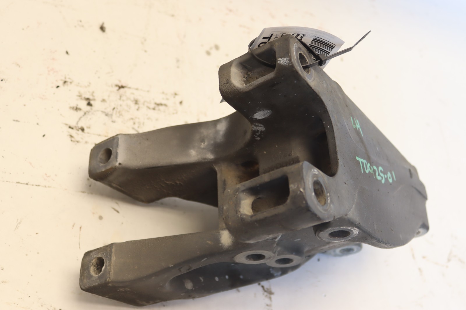 2013-2017 PETERBILT 579 LEFT SUSPENSION AIR SPRING HANGER MOUNT BRACKET OEM