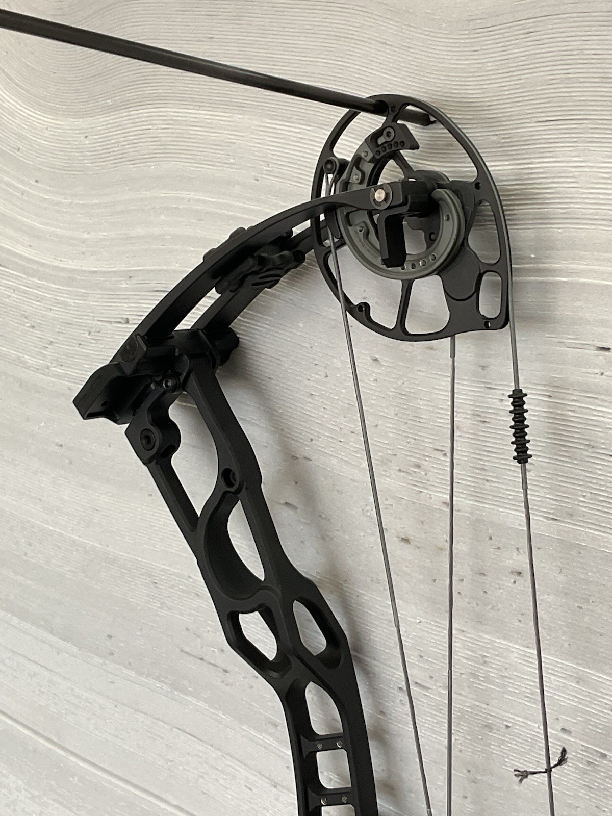 Elite Hunter 33, RH, In Black