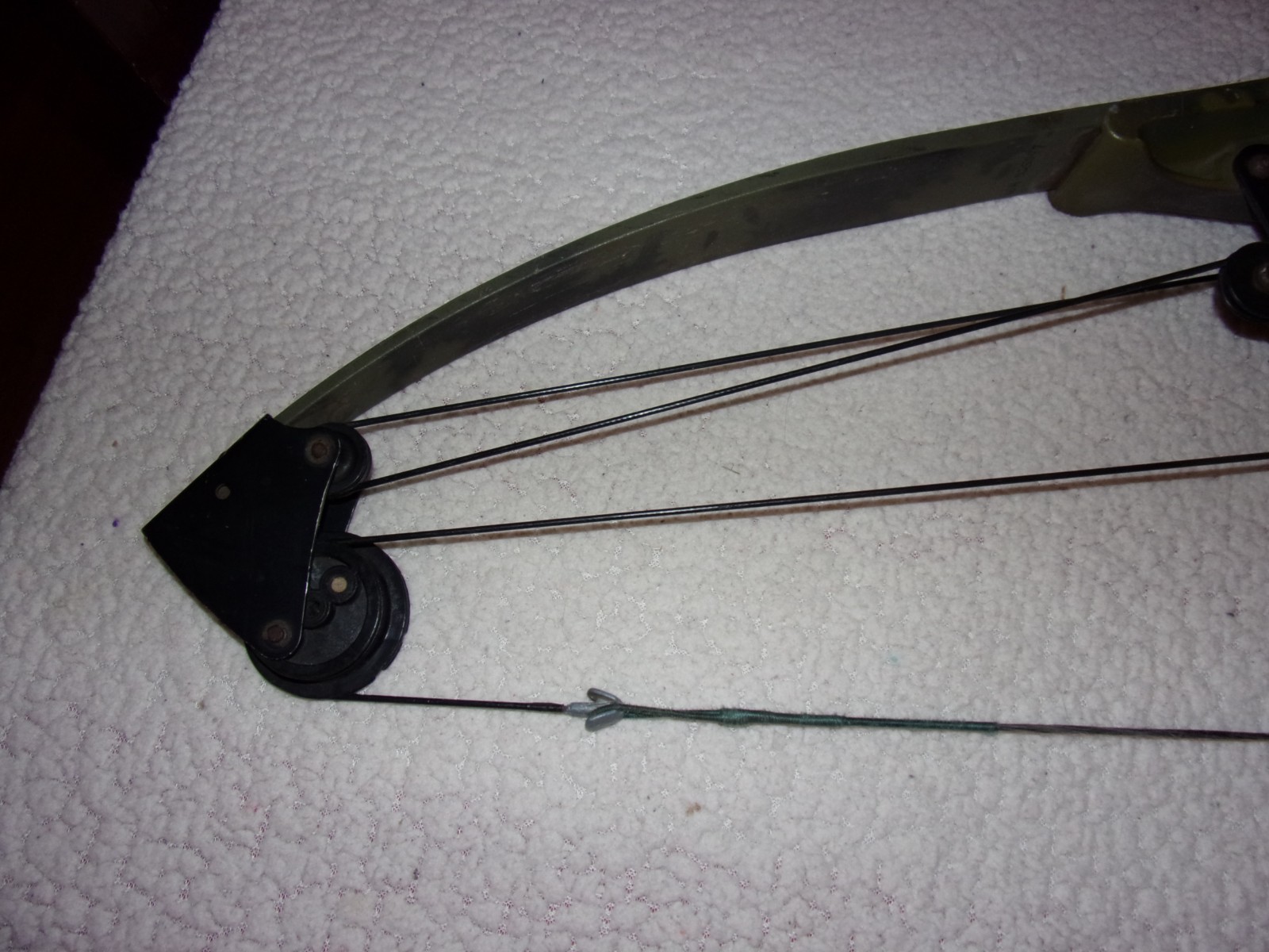 Vintage Bear Whitetail Hunter Green Camo Compound Bow