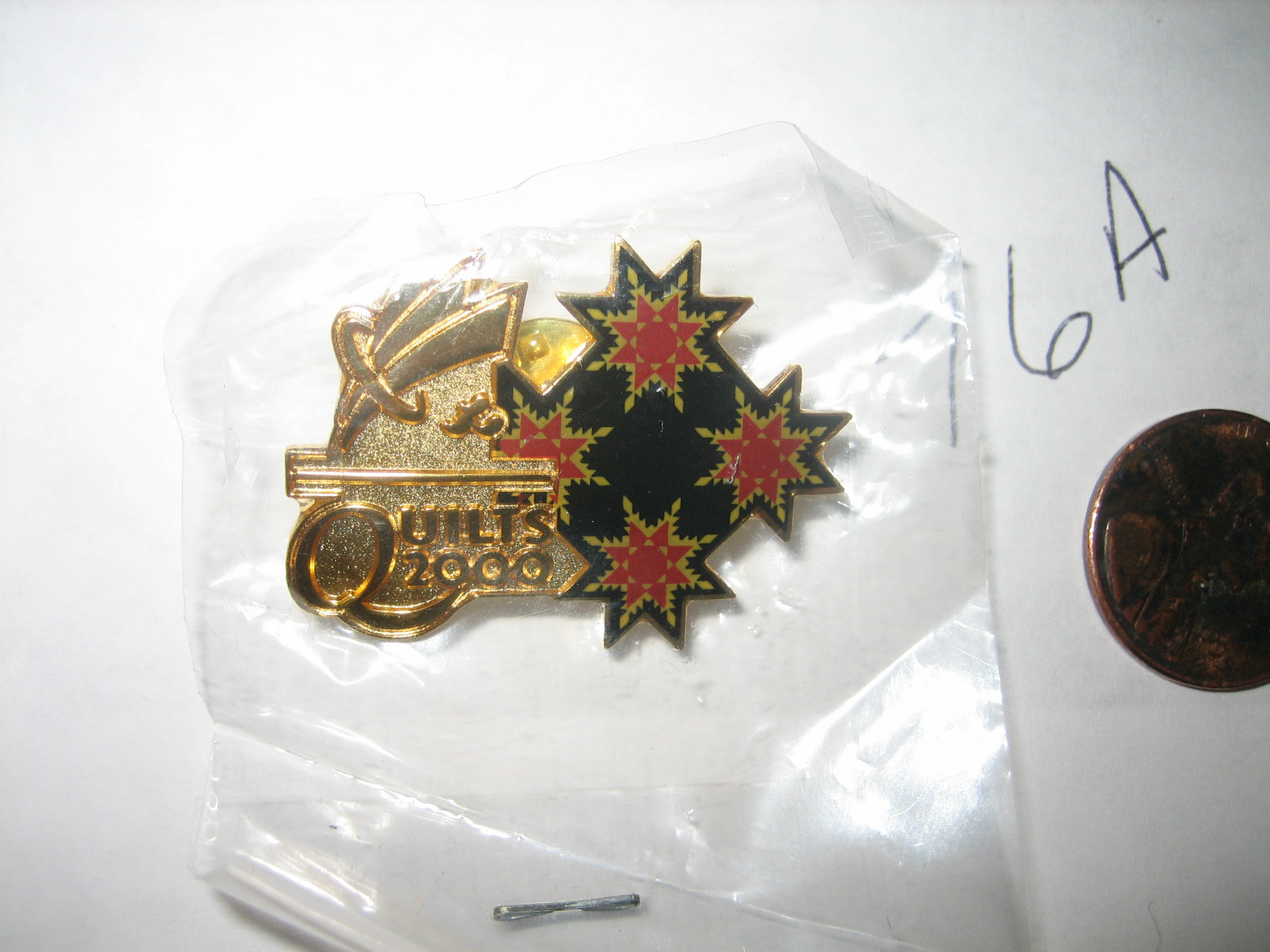 NEW QUILTING QUILTS 2000 SYDNEY OLYMPIC OFFICIAL COMMUNITY PROJECT PIN BADGE